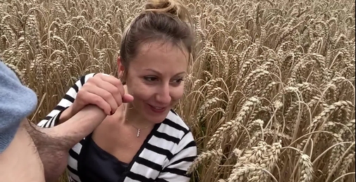 Femme Salope Improvise Une Pipe à Son Mec Dans un Champs De Blé